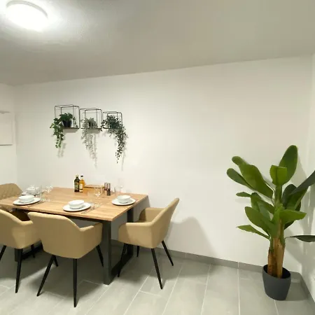 Luxomes: Design - Private Parking - 4 People *